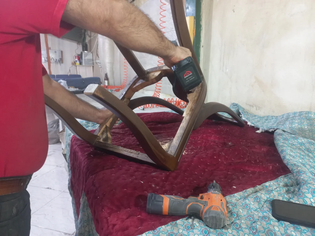 تعمیر سازه چوبی و بازسازی حرفه‌ای مبل کلاسیک توسط متخصصین صنایع چوب فن و هنر ایران ، عکس در حال تعمیر صندلی چوبی و مبل