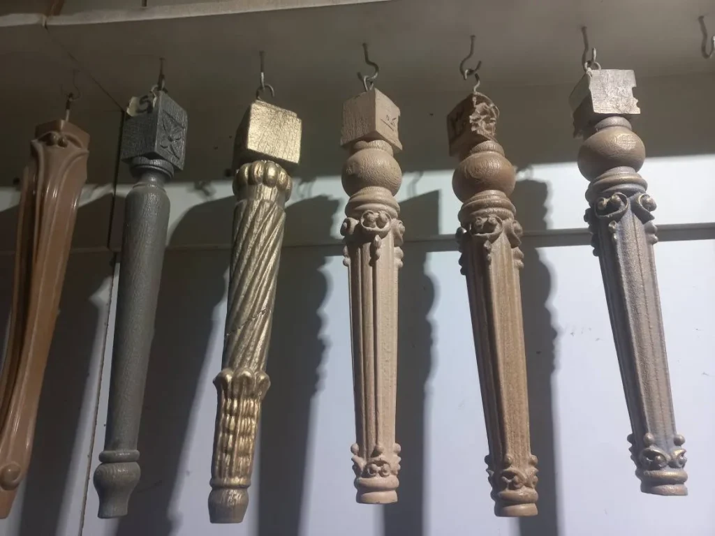 استند نمونه رنگهای لوکس پایه مبل و میز سندبلاست شده که بافت طبیعی چوب حفظ شده است.