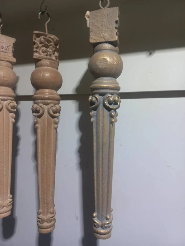 استند نمونه پتینه چوب و سندلاست برای بازسازی مبلمان و حفظ اصالت و قدمت