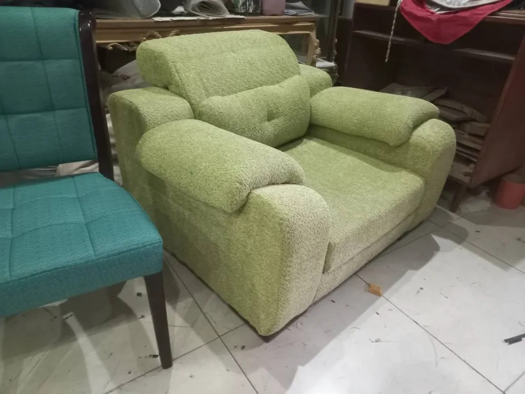 نمونه مبل  و صندلی بازسازی شده و رویه کوبی شده توسط تیم تخصصی فن و هنر